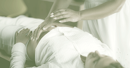 Terapeuta aplicando Reiki em um paciente